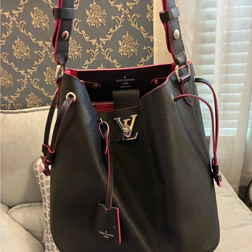 Louis Vuitton Black and Pink Shoulder Bag with Elegant Design - Picture 1 of 15